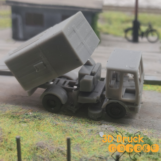Kehrmaschiene KM 2301 geöffnete Heckklappe | 1:87
